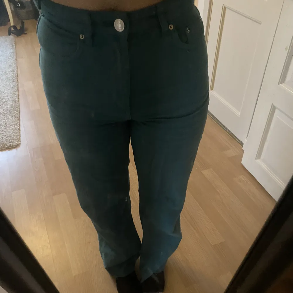 Byxorna är avklippta och passar mig som är 160 cm. Fina jeans i bra skick🥰. Jeans & Byxor.