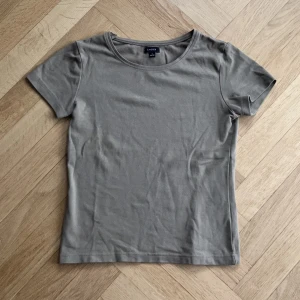 BABYTEE - Grön babytee i perfekt färg. Så bra nu till vår&sommar!!!💗🌸💗🌸