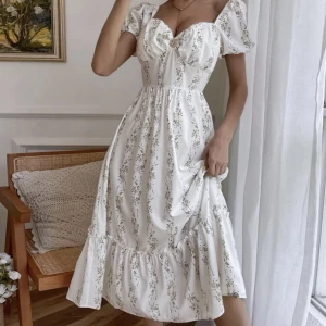 Somrig klänning  - Superfin klänning som är använd 1 gång förra sommaren! (Tagit bort knappen från framsidan,  som på sista bilden )