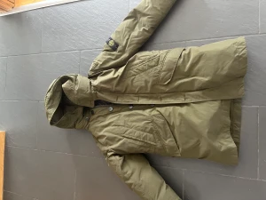 Stone Island down jacka Junior - Säljer Stone Island jacka då jag vuxit ur den. Jackan är i bra skick
