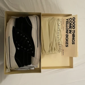 Axel Arigato Midnight Hi  - Axel Arigato Midnight Hi  Använda två gånger men annars är dem som nya. Fler bilder finns efter begär  980 + frakt