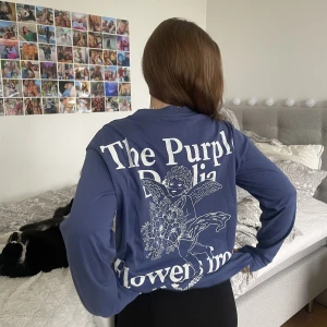 tröja med tryck - skitsnygg lila/ blå oversized tröja med tryck på ryggen 💜💙 använd en gång, så i nyskick! Storlek M, men passar även S