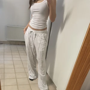 Linnebyxor - Säljer mina helt oanvända och slutsålda lågmidjade linnebyxor från lager 157 då jag har hittat ett nytt par. ❤️ De är lite för långa för mig som är 165 som man kan se på bilden. Nypris 180kr! 🫶