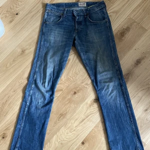 Lågmidjade wrangler jeans - Säljer ett par vintage lågmidjade wrangler jeans, de är i bra skick men man märker att de har används då de är vintage. Vet inte storleken men jag är en storlek s/m och de passar super på mig.
