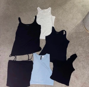 Linnen - Jag säljer 6 olika linnen🤩 En svart topp med band storlek Xs En svart topp med en axel storlek S Ena svarta linnet åt höger storlek 146-152 Andra svarta linnet åt vänster storlek S Ett vitt linne storlek 146-152 Ett plagg kostar 30 kr. Skriv för mer info
