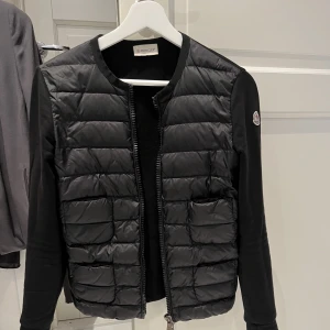 Moncler cardigan - Intressekoll på min fina Moncler cardigan i superbra skick. Självklart äkta. Skriv för fler bilder eller frågor 