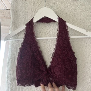 Topp - Säljer denna jättesnygga braletten. Aldrig använd. 🌸  Storlek S  Kan kombineras med den vita längre ner på min profil 2 st 100 kr 🤍❣️