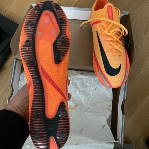 Fotbollsskor  - Säljer fotbollsskor (konstgräs) då de är för stora för mig. Använda endast 1 gång, mycket bra skick, kan mötas upp i Stockholm. Storlek 44 passar nog bäst för de med storlek 43 då de är små i storlekarna.