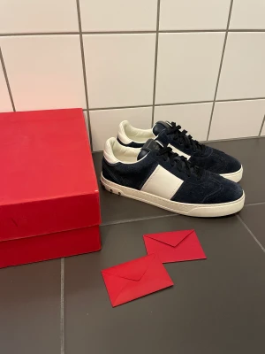 Valentino Flycrew  - Valentino Flycrew Sneaker Mörkblå Storlek: 39 Skick: 9/10 (box ingår) Retail: 7000kr Mitt pris: 4099kr Skriv vid frågor eller funderingar🤗