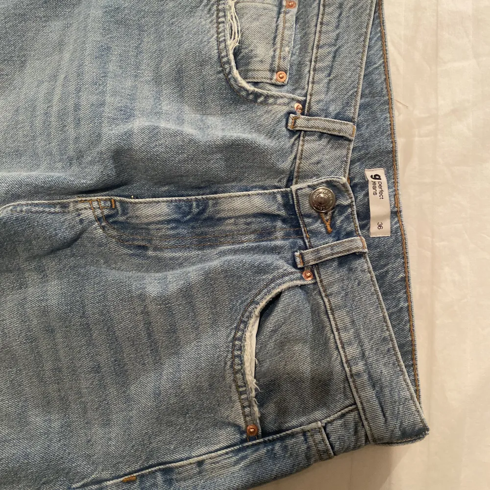 Oanvända jeans från gina tricot, modellen high waist tall i storlek 36 köptes för 600kr  . Jeans & Byxor.