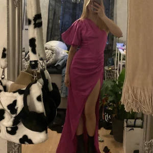 Balklänning rosa - Ej använd, endast provad en gång. Storlek 36. Original pris 720kr. Prislappar fortfarande på. 