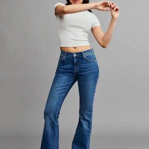 BOOTCUT JEANS!! - Säljer mina fina jeans då dem aldrig kommer till användning. Hör av dig för fler bilder eller frågor. Dem är i fint skick och inte använda många gånger. Kan gå ned i pris vid snabb affär😍