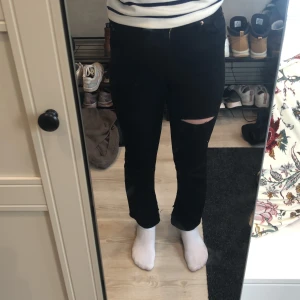 Svarta jeans🖤 - Svarta jeans från h&m med slitt i på fotleden och ett hål på låret