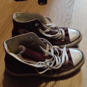 Converse skor - Lite använda men inte mycket alls, har haft dom liggandes i några år men de är i bra skick. Priset kan möjligtvis ändras.