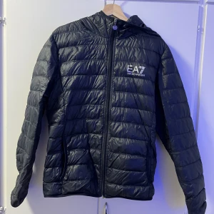 Ea7 jacka - Storlek large passar medium