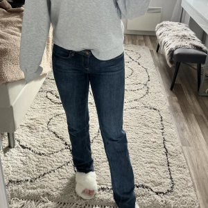 lågmidjade jeans - lågmidjade jeans  storlek 29/32 och passar mig som är 166cm lång och vanligtvis bär S