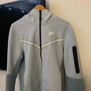 Nike tech fleece - En hel Nike tech fleece, tröjan är i storlek s och byxorna i storlek m. Säljer då jag aldrig använder den längre 