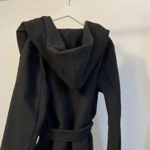 Kappa från Zara - En lång svart kappa från Zara i strl M, lite använd men i bra skick!💗                                                                      OBS! Pris går att sänka vid snabb affär💛