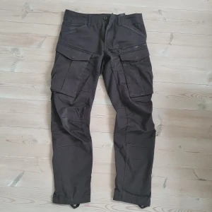 G-Star Raw Cargobyxor  - Fräscha Cargobyxor i nypris! Pris kan diskuteras. Vill du ha fler bilder är det bara att säga till :)