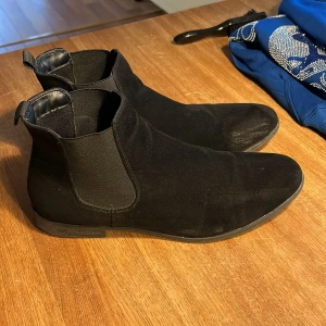 Mocka skor - Säljer mina skor som är köpta på Din sko. Finns ett par märken på dom men annars fina! Ordinarie pris 599!