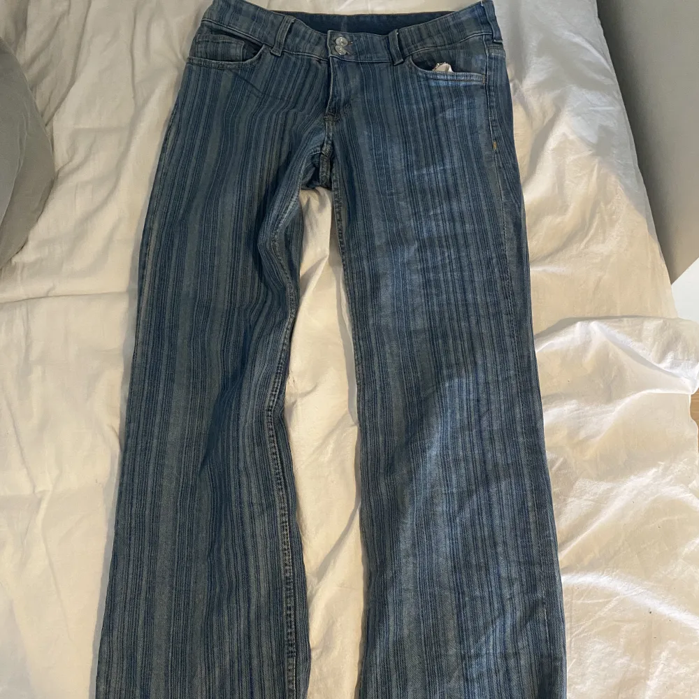 Säljer nu dessa jeans från hm. Storlek 40/M säljer de pga att de har blivit lite korta. Köpte de i oktober 2022. (Går ej att köpa längre) frakten kostar ca. 60kr. Jeans & Byxor.