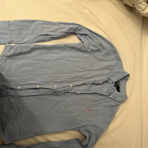 Ralph lauren skjorta  - Skjortan är i bra skick men det finns en liten fläck på ryggen men syns knappt när man har på sig. pris kan diskuteras 