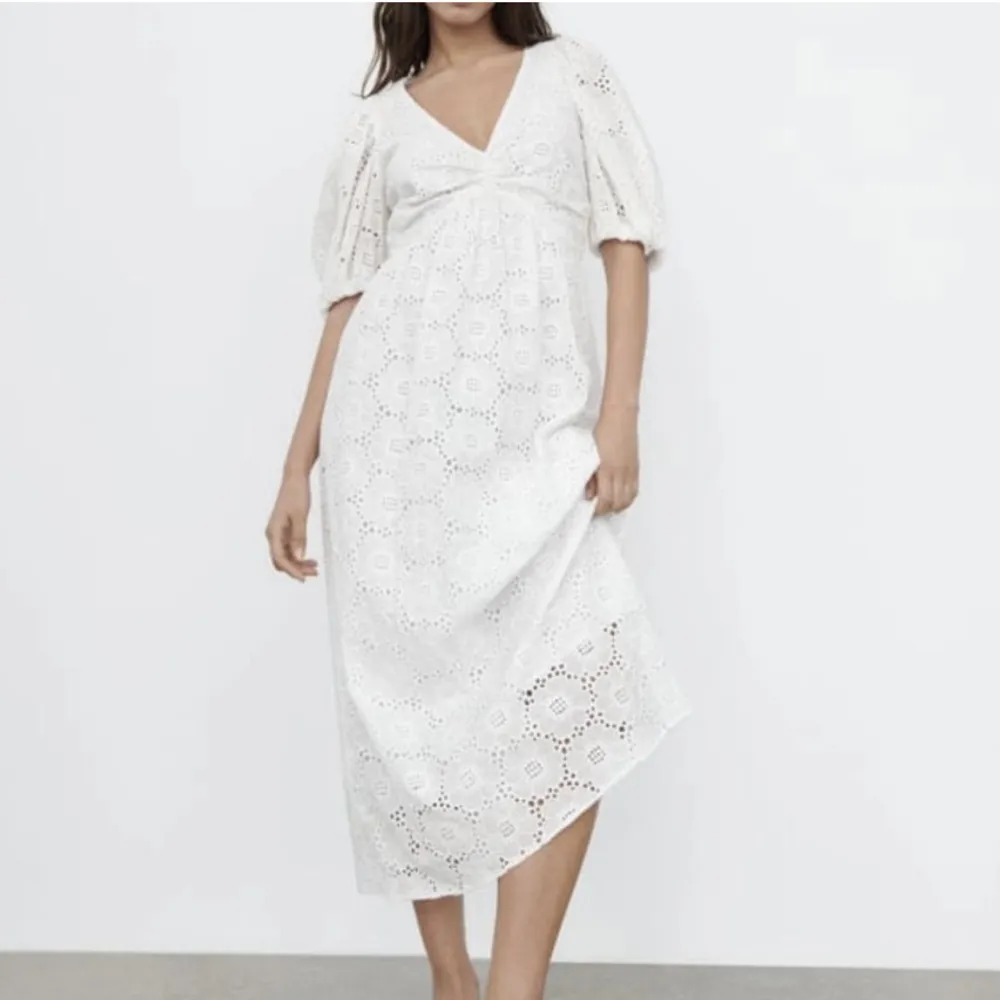En vit klänning från zara med prislappen kvar💕. Klänningar.