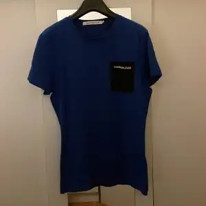 Oanvänd Calvin Klein T-shirt. Tröjan är storlek M och true to size.