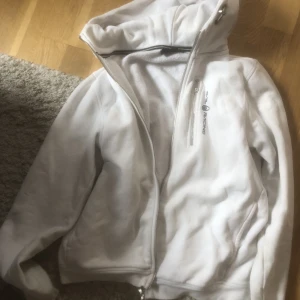 Sail racing - En vit sail racing hoodie i bra skick. Skriv för mer info eller fler bilder.