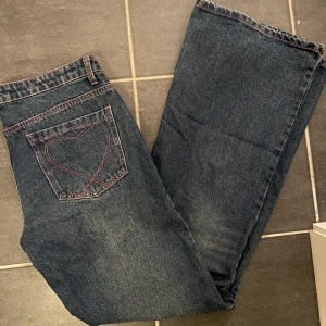 Jaded london jeans 💜 - De Ikoniska baby girl jeansen från Jaded London 💜 kommer inte till användning längre men bild 2 är från när jag brukade ha dem, använda fåtalet gånger 🫶🏻 280kr+frakt 