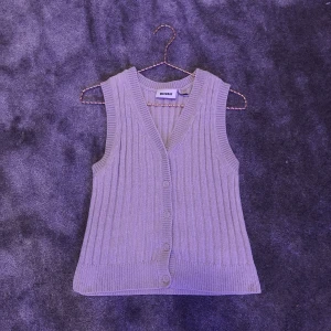 Beige väst - En superfin beige väst från weekday i nyskick då den  endast har använts 1 gång. 