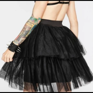 Asball svart tyllkjol  - En asball och drömmig svart tyllkjol som dessvärre aldrig kommit till användning för min del, den är alltså endast testad. I storlek M. Köpt på dollskill för runt 500 kr med tull inräknat. Eventuell frakt betalas av köparen 🖤