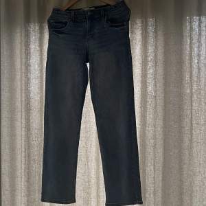 Ett par skit snygga loose Levis jeans som har använts ett tag. Byxorna har en permanent svart liten prick på vänstra ben som inte syns så tydligt. Om ni undrar något är det bara att säga till.🤝
