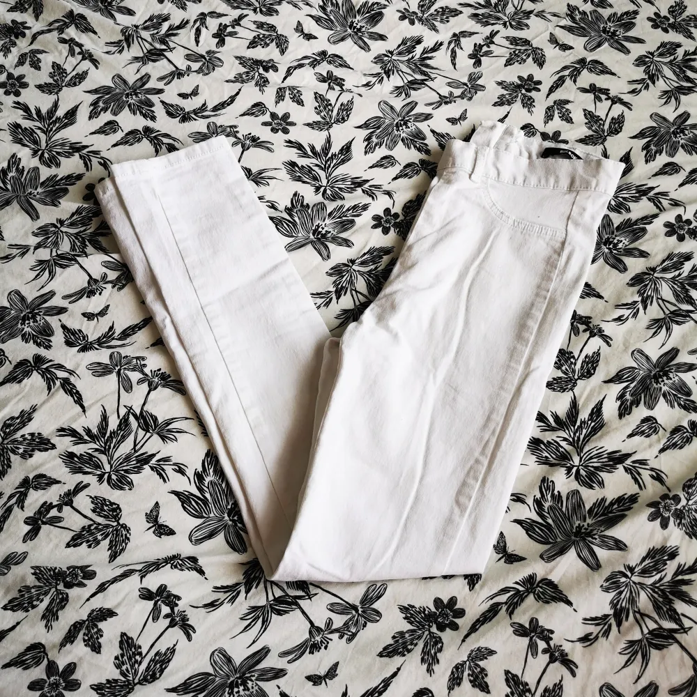 White pants from Bik Bok. Size 34. Very few times used. . Jeans & Byxor.