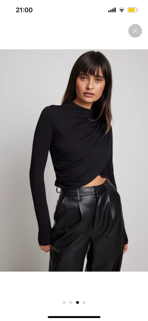 Svart topp NAKD🤍 - Svart topp från NAKD, storlek M. Endast provad. Kan mötas i Göteborg eller skicka, köparen står för frakt. 