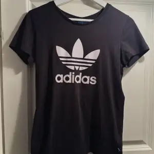 Svart Adidas t-shirt i storlek xs