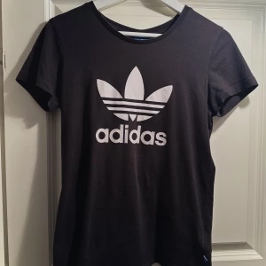 Adidas t-shirt - Svart Adidas t-shirt i storlek xs