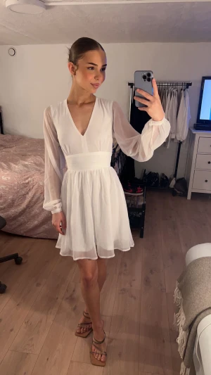 Studentklänning - Superfin aldrig använd.   Nypris är 699kr