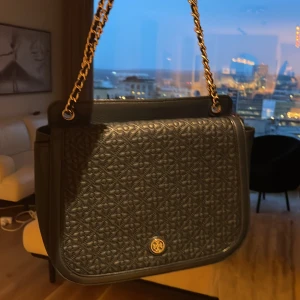 Tory Burch purse - A navy Tory Burch bag in medium size. I haven’t used it and the condition is Like New. There is no sign of worn. It’s a unique bag which you can’t find it anymore. I bought it for 580 dollars in the US.