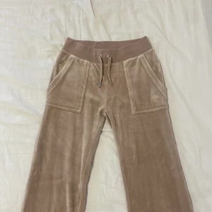 Juicy byxor - Jag säljer mina beiga Juicy byxor pga int ekommit till så stor användning då jg har andra jag föredrar. Dem är i otroligt fint skick utan skador och ser och är inprincip oanvända. Vid snabb affär kan priset diskuteras. 