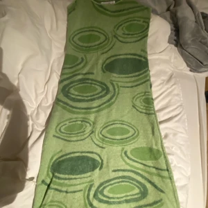Green Hockney Klänning från House of Sunny - Säljer min älskade hockney klänning då jag aldrig använder den. Dog för den när jag köpte den 2020 men insåg senare att den är out of my comfortzone. Den är i strl 42 men är lite figursydd i midjan, använt den max 3 gånger:)