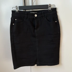 Jeanskjol - Svart jeanskjol från Cubus. Säljes då den är för liten för mig! Knappt använd så i superfint skick, köparen står för frakten! ✨