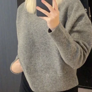 Stickad tröja  - Säljer denna otroliga fina stickade tröjan från Zara! Super fin och mjuk🖤 150kr+frakt! Köparen står för frakt! Tröjan finns fortfarande kvar!!