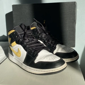 AIR JORDAN 1 MID ”POLLEN” - 🌼Air Jordan 1 Mid Pollen🌼 📏Storlek 42,5📏👌Perfekta ”beaters” för våren och sommaren👌✏️DM för frågor eller fler bilder✏️ 📦Fraktas i dubbelbox📦🌟Pris kan diskuteras vid snabb affär🌟