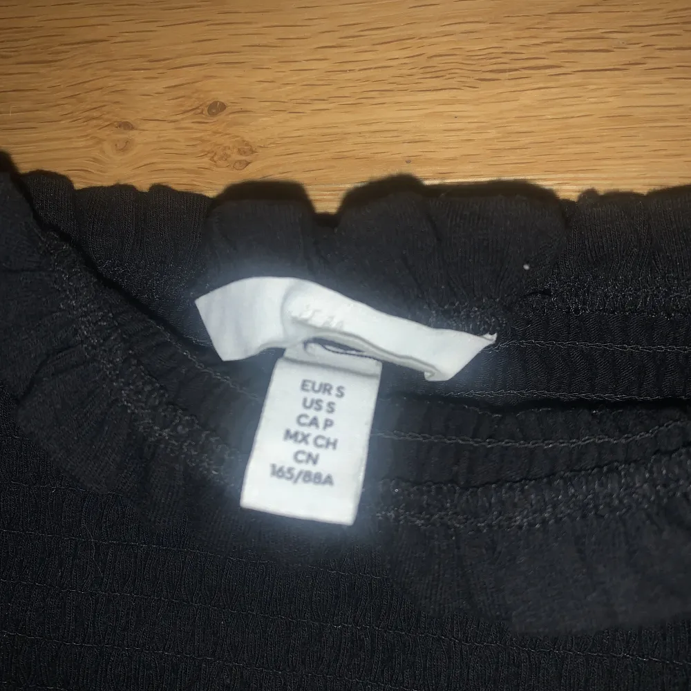 En svart tröja utan armar! Crop top🖤🖤fint mönster! Köptes för 129kr. Toppar.