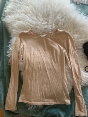 Långärmade tröja - Säljer denna jättefina långärmade tröjan som är i färgen beige! Kom privat elle tomt för fler frågor