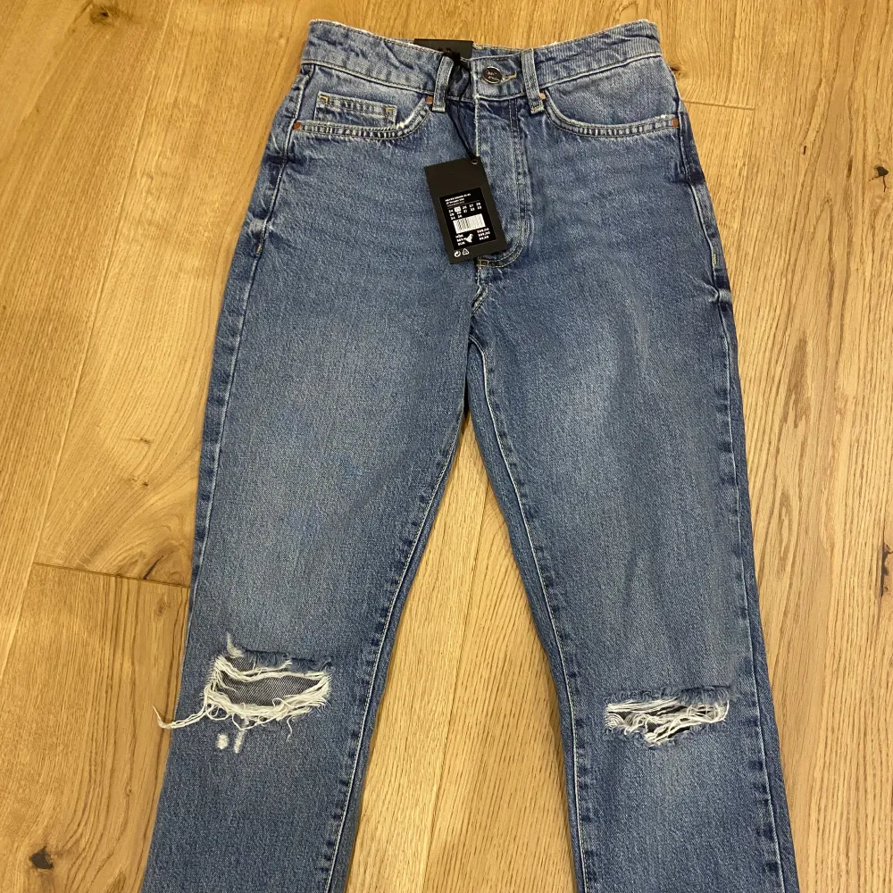 Helt oanvända jeans, storlek 25 mer som en 24. Köpta på bikbok . Jeans & Byxor.