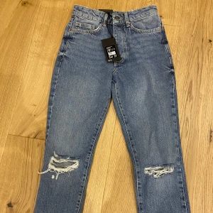 Oanvända jeans med prislapp - Helt oanvända jeans, storlek 25 mer som en 24. Köpta på bikbok 