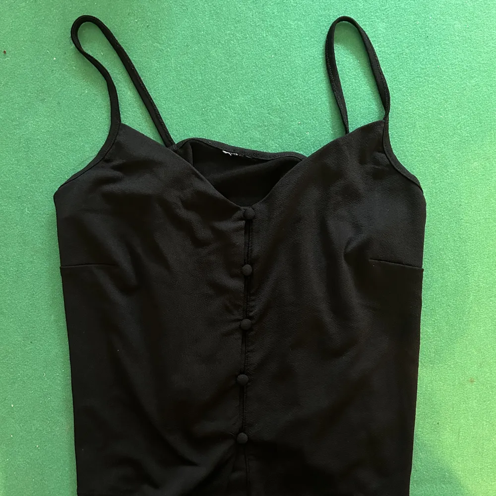 Ett fint svart linne från bikbok! Blir aldrig använt. Skickas tvättat.. Toppar.