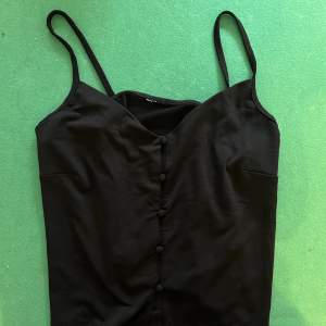 Ett fint svart linne från bikbok! Blir aldrig använt. Skickas tvättat.